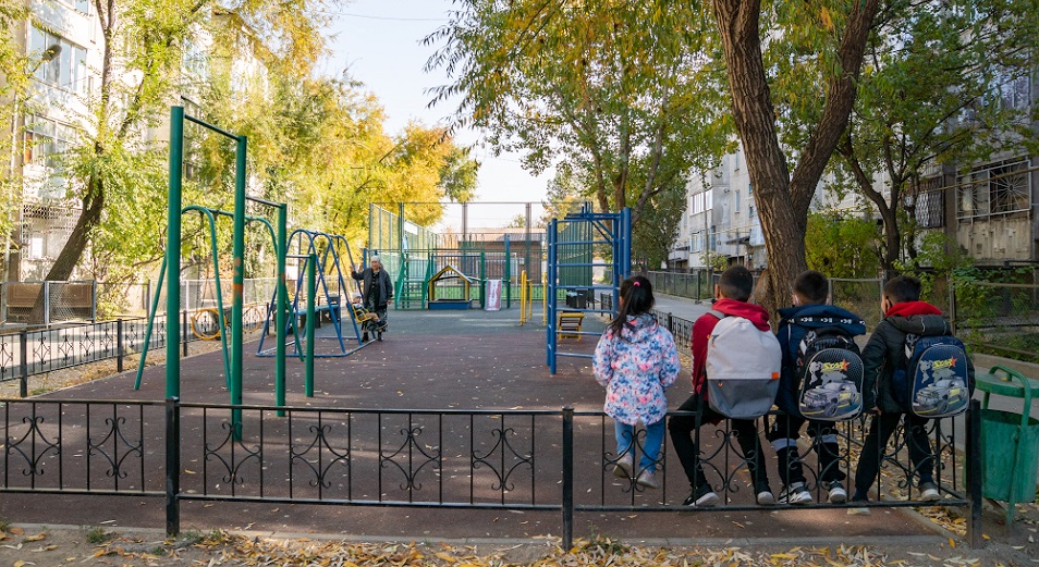 Бордюры, скамейки, асфальт: какими стали алматинские дворы. Фоторепортаж inbusiness.kz 