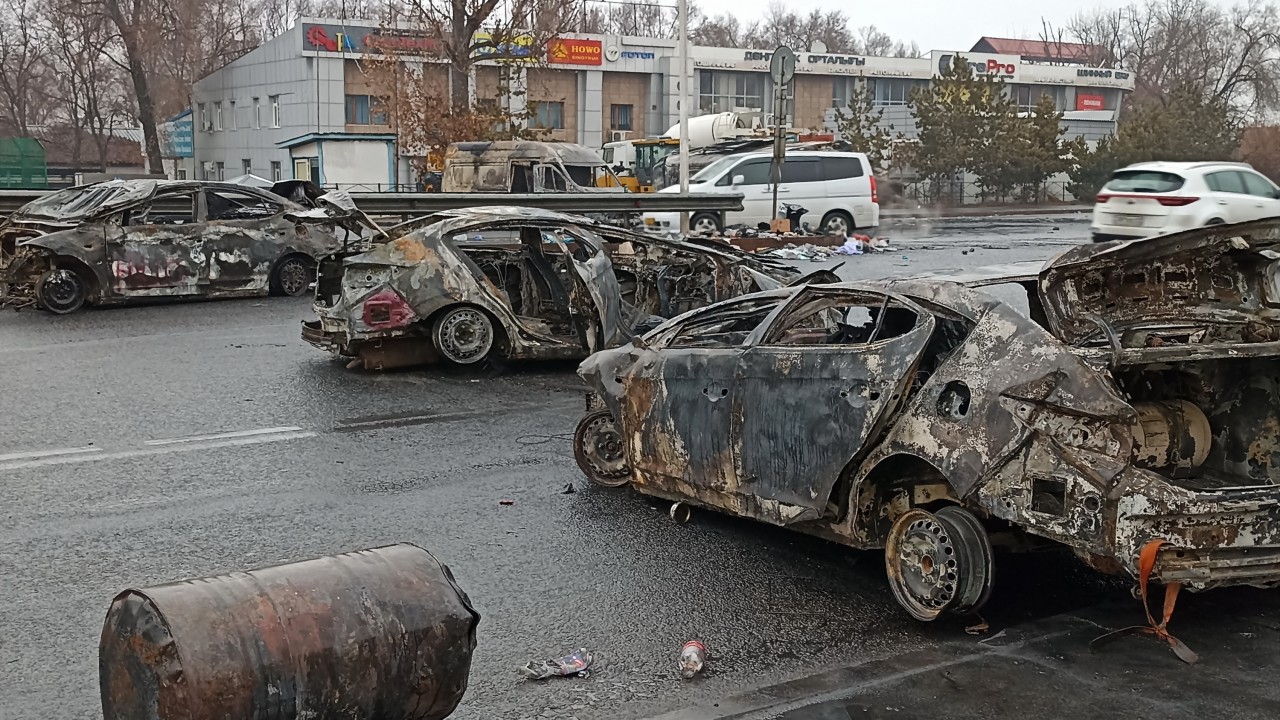 Алматыда жаппай тәртіпсіздік кезінде 165 полиция көлігі зақымданды