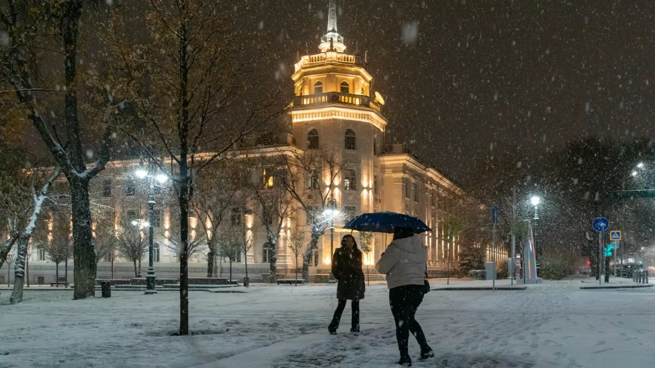 Алматы дождался снега