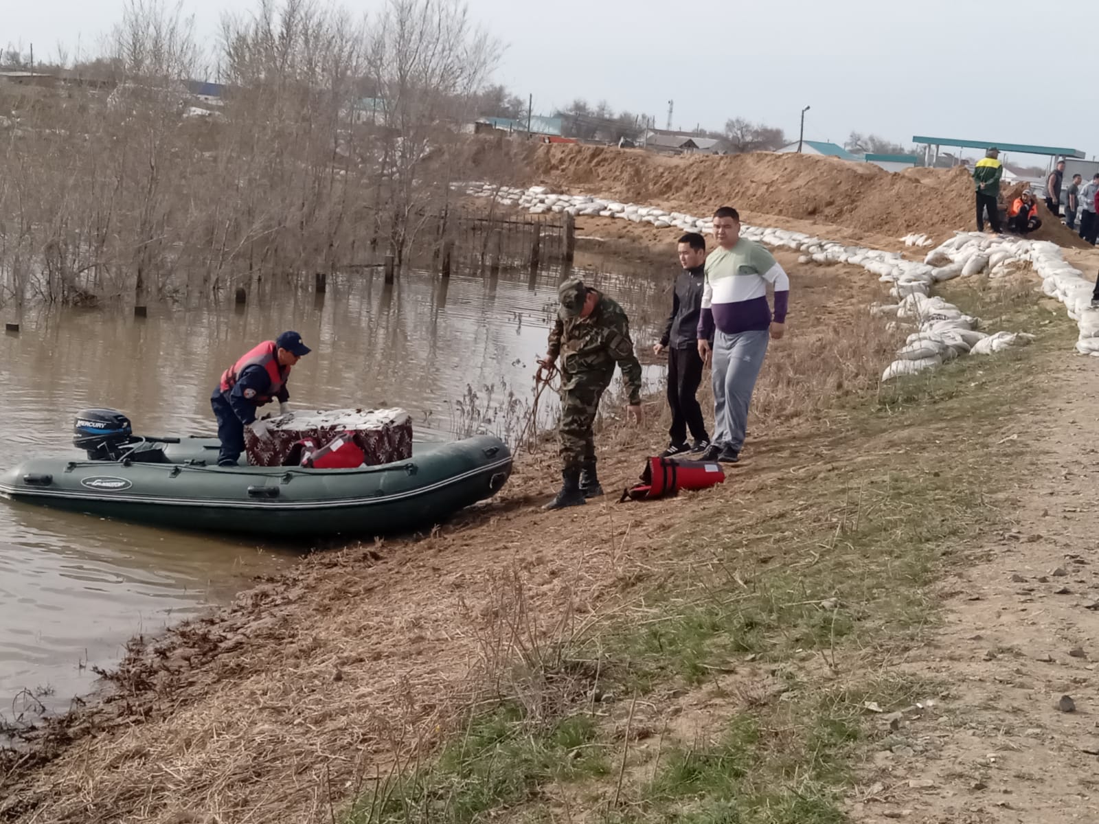 Атырау облысында жас босанған әйелдерді ауылдарына қайықпен тасымалдап жатыр 