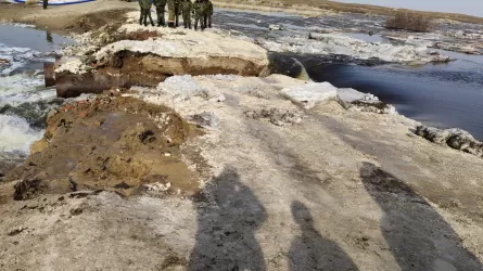 С паводковыми водами борются уже в пяти районах ЗКО