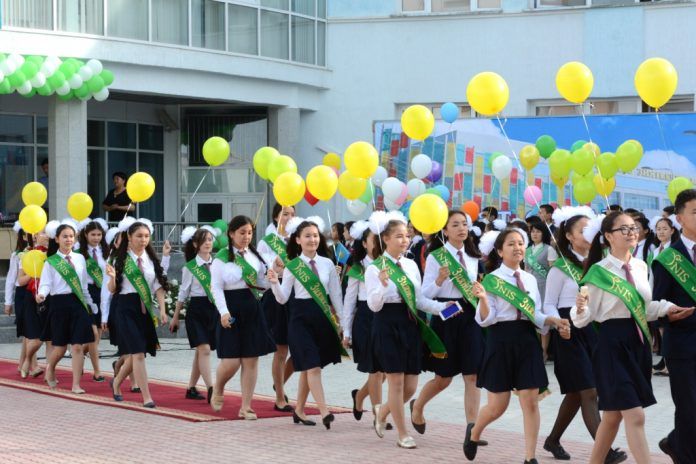 Мектеп түлектеріне лимузин мініп, тойхана жалдауға болмайды 