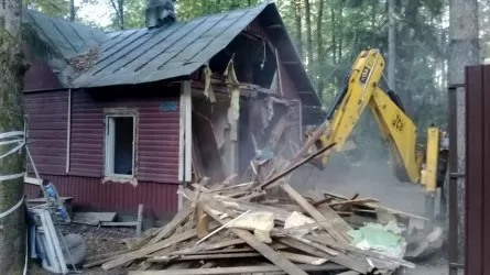 В Атырау мужчина снес дом, чтобы он не достался бывшей жене