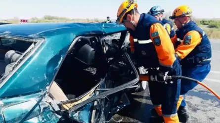 Қызылорда облысында жол апатынан мыжылған көлік ішінде қалып кеткен қос әйел құтқарылды