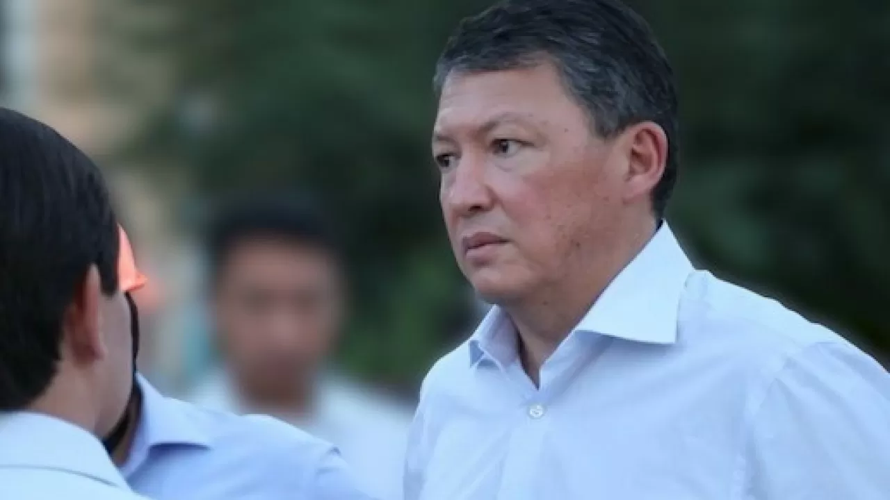 Тимур Кулибаев начал выплаты пострадавшим от паводков в Кульсары