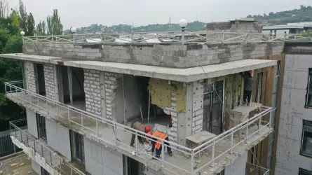 В Алматы по решению суда сносят верхний этаж здания