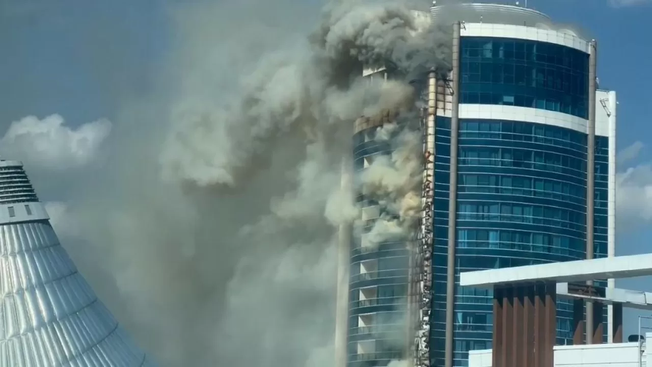 Крупный пожар в высотке в центре Астаны попал на видео