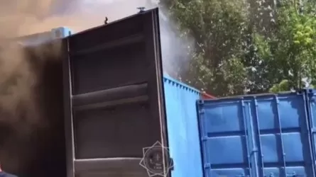 Пожарные Астаны ликвидировали горение контейнеров