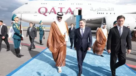 Эмир Катара прибыл в Астану на саммит ШОС 