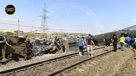 Поезд столкнулся с "КамАЗом"  в Волгоградской области. Есть пострадавшие 