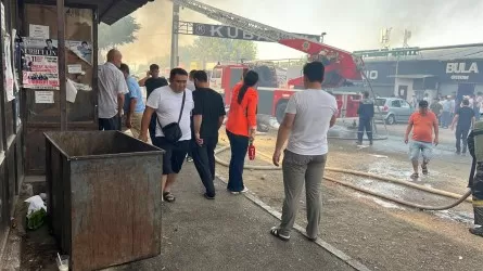 В Шымкенте вспыхнул рынок в районе Туран  