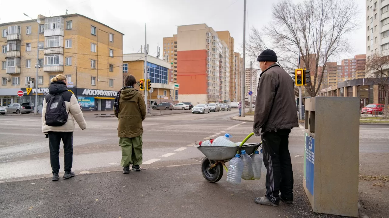 Пенсия не спасает: тысячи пожилых казахстанцев идут в уборщики и уличные торговцы