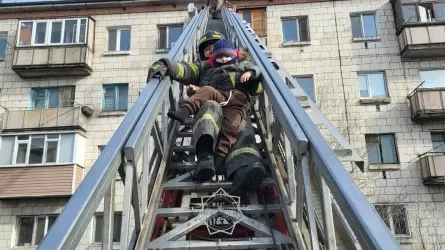 В огненной ловушке оказались жители всего подъезда в Семее 