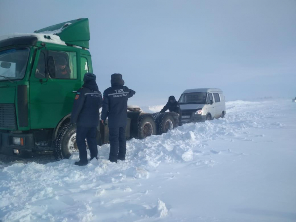 БҚО-да 64 жеңіл және 1 жүк көлігі қар құрсауынан құтқарылды