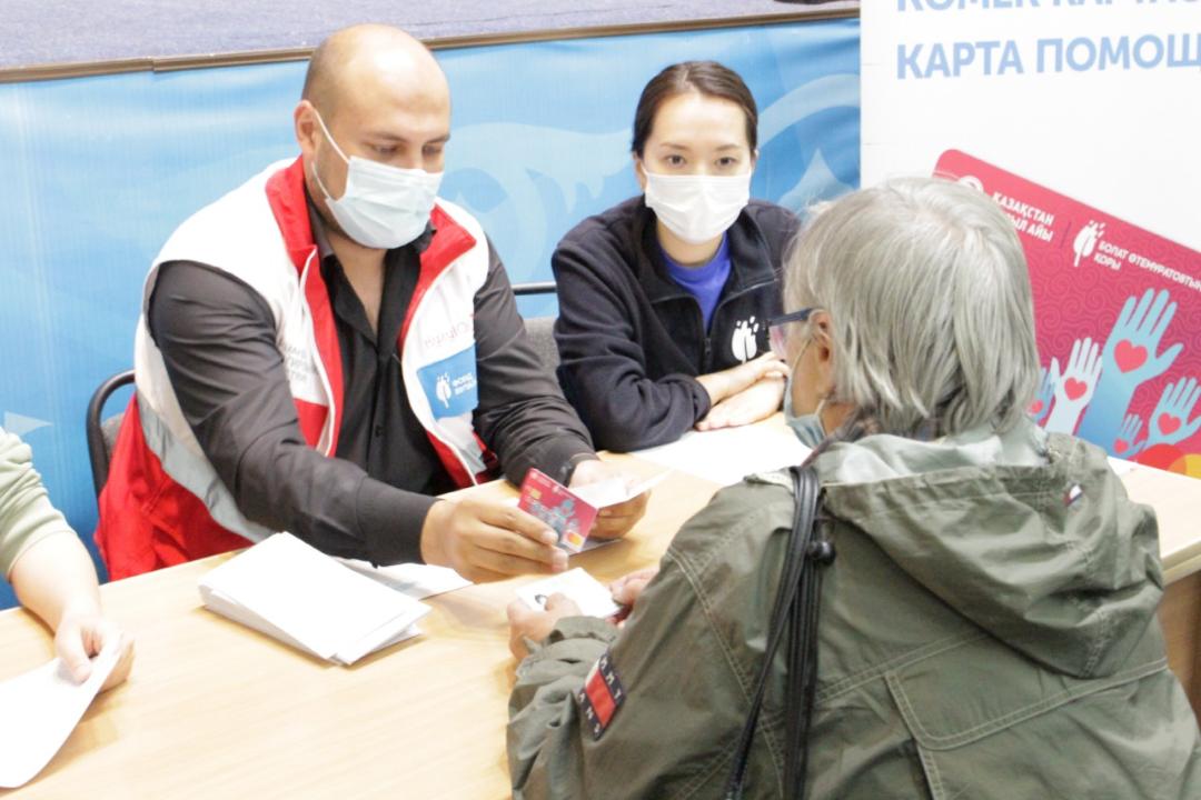 Семьям, пострадавшим от крупного пожара в Риддере, вручают деньги и гуманитарную помощь