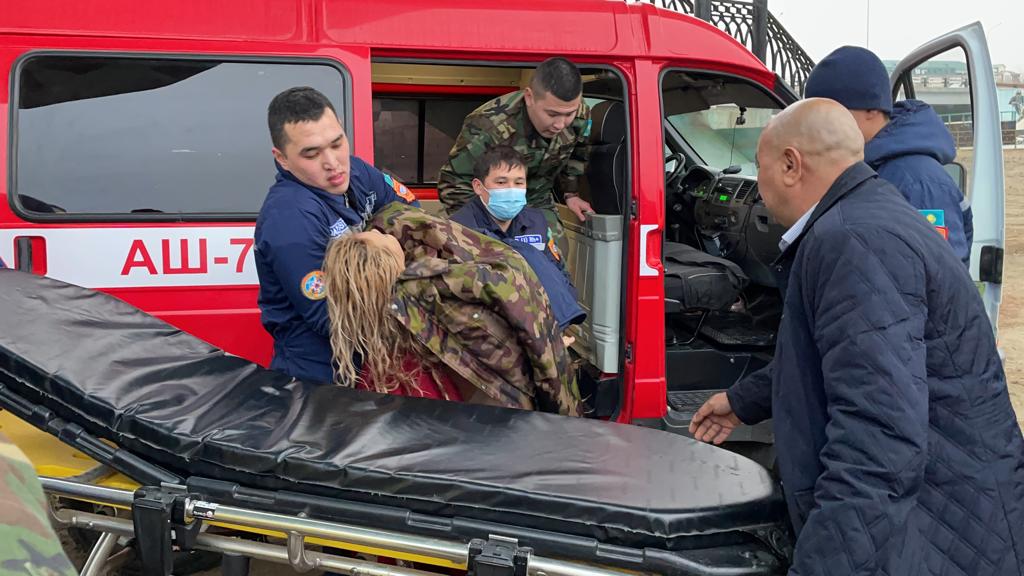 Атырауда көпірден секіріп кеткен жүкті әйел құтқарылды